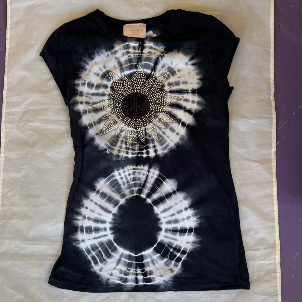 Romeo & Juliet Couture Women's Black Tie-Dye Peace Sign Top, Size M